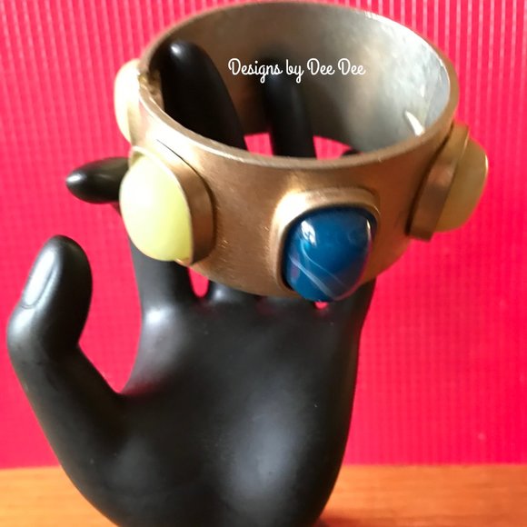 Hinged Metal Statement Bracelet - Picture 3 of 4